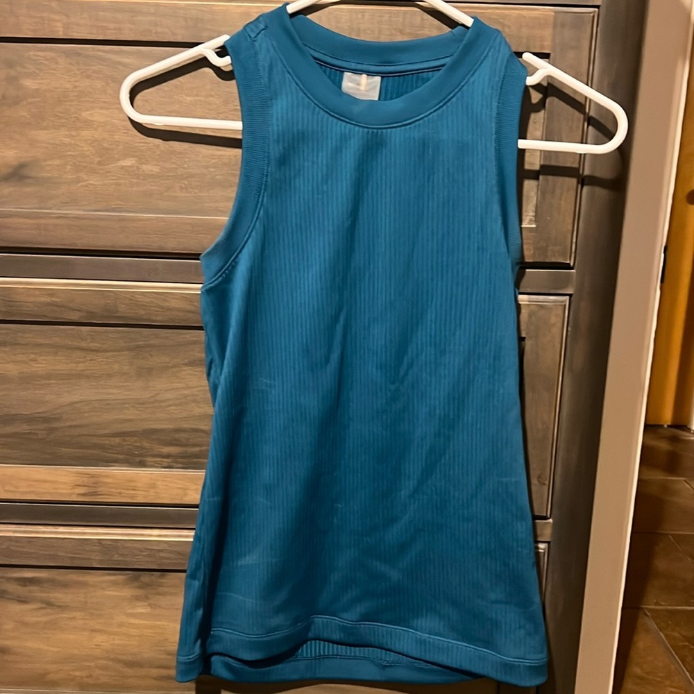 Carrie Underwood workout tank top